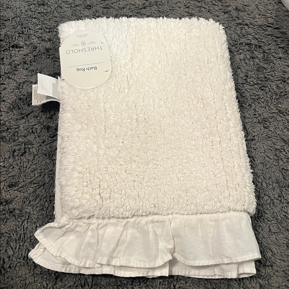 🛁 Threshold Cream White Bath Rug - Picture 6 of 8